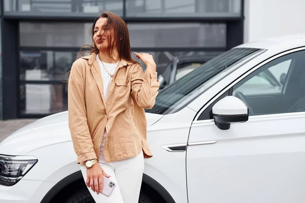 Draußen Stehen Und Telefonieren Modisch Schöne Junge Frau Und Ihr — Stockfoto