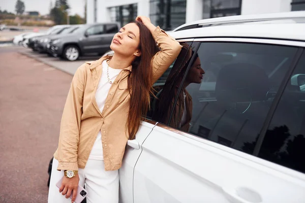 Apoyarse Puerta Mujer Joven Hermosa Moda Automóvil Moderno — Foto de Stock
