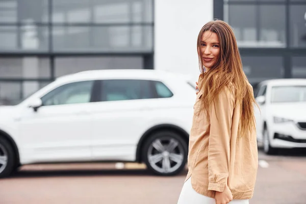 Går Närheten Bil Fashionabla Vackra Ung Kvinna Och Hennes Moderna — Stockfoto