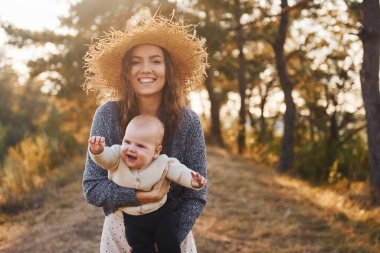 Birlikte oynuyoruz. Yavrusu olan genç anne sonbahar mevsiminde dışarıda dinleniyor..