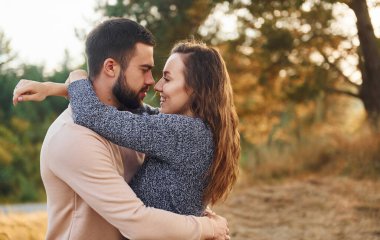 Halkın yakınlığı. Neşeli genç çift dışarıda birlikte dinleniyor..