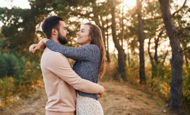 Halkın yakınlığı. Neşeli genç çift dışarıda birlikte dinleniyor..