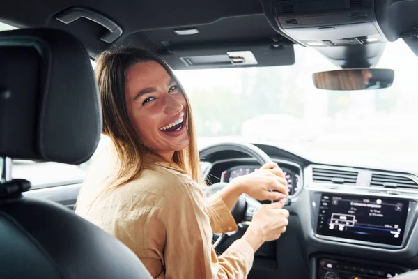 Conductor Mira Hacia Atrás Sonríe Mujer Joven Hermosa Moda Automóvil — Foto de Stock