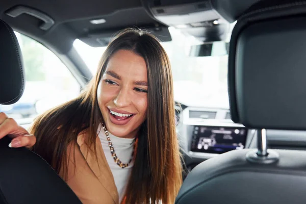 Conductor Mira Hacia Atrás Sonríe Mujer Joven Hermosa Moda Automóvil — Foto de Stock