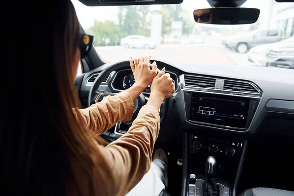 Autofahren Modisch Schöne Junge Frau Und Ihr Modernes Automobil — Stockfoto