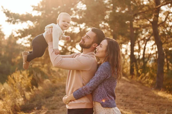 Szczęśliwa Rodzina Matki Rodziny Małego Dziecka Spoczywa Świeżym Powietrzu Piękna — Zdjęcie stockowe