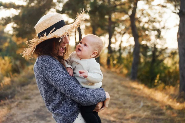 Samen Spelen Jonge Moeder Met Haar Kleine Baby Rust Buiten — Stockfoto