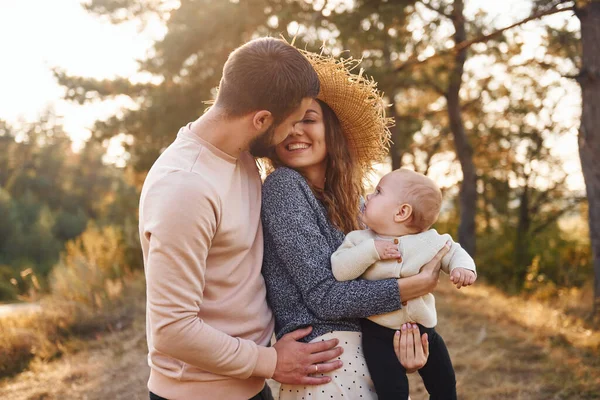 Szczęśliwa Rodzina Matki Rodziny Małego Dziecka Spoczywa Świeżym Powietrzu Piękna — Zdjęcie stockowe