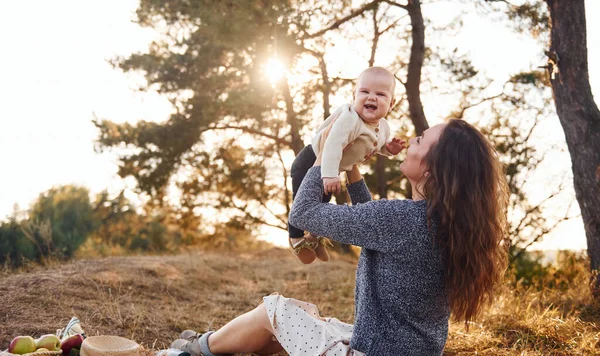 Jonge Moeder Met Haar Kleine Baby Rust Buiten Herfst Seizoen — Stockfoto