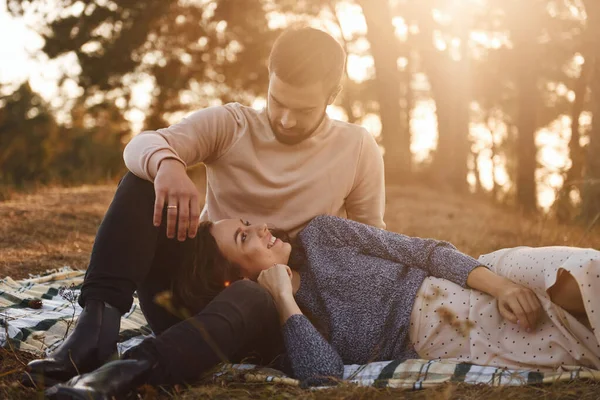 Picnic Alegre Adorable Joven Pareja Teniendo Descanso Aire Libre Juntos — Foto de Stock