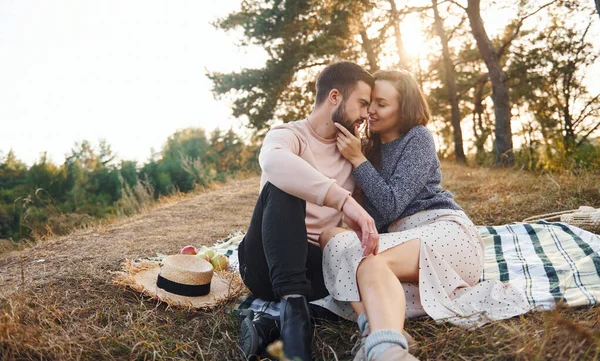 Picknick Vrolijk Mooi Jong Paar Met Een Rust Buiten Samen — Stockfoto