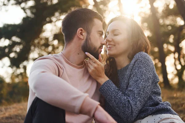 Proximidade Povo Alegre Lindo Jovem Casal Tendo Descanso Livre Juntos — Fotografia de Stock