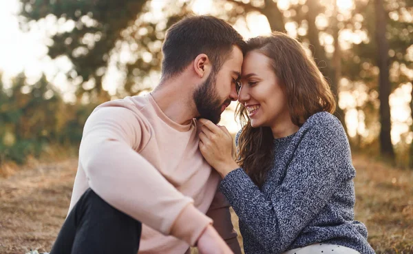 Proximidade Povo Alegre Lindo Jovem Casal Tendo Descanso Livre Juntos — Fotografia de Stock