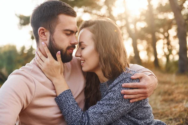 Proximidade Povo Alegre Lindo Jovem Casal Tendo Descanso Livre Juntos — Fotografia de Stock