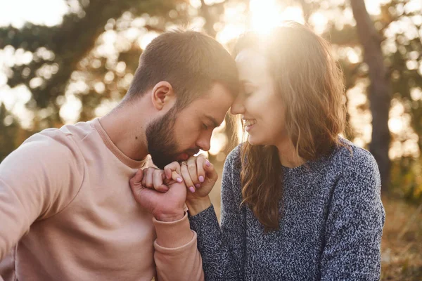 Proximidade Povo Alegre Lindo Jovem Casal Tendo Descanso Livre Juntos — Fotografia de Stock