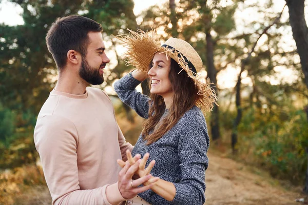 Ayakta durup sarılıyor. Neşeli genç çift dışarıda birlikte dinleniyor..