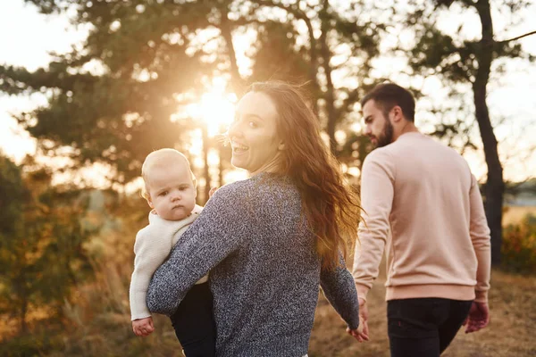 Unidad Del Pueblo Familia Feliz Madre Familia Bebé Descansa Aire —  Fotos de Stock