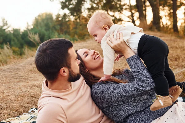 Urządza Piknik Szczęśliwa Rodzina Matki Rodziny Małego Dziecka Spoczywa Świeżym — Zdjęcie stockowe