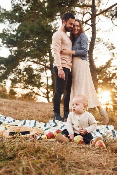 Hace Picnic Familia Feliz Madre Familia Bebé Descansa Aire Libre —  Fotos de Stock