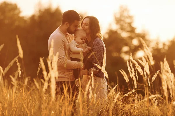 Iluminado Por Luz Del Sol Familia Feliz Madre Familia Bebé —  Fotos de Stock