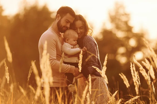 Iluminado Por Luz Del Sol Familia Feliz Madre Familia Bebé —  Fotos de Stock