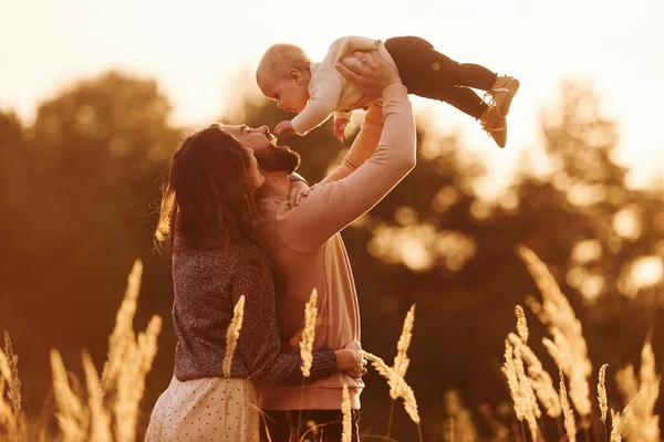 Verlicht Door Zonlicht Gelukkige Familie Van Moeder Familie Kleine Baby — Stockfoto