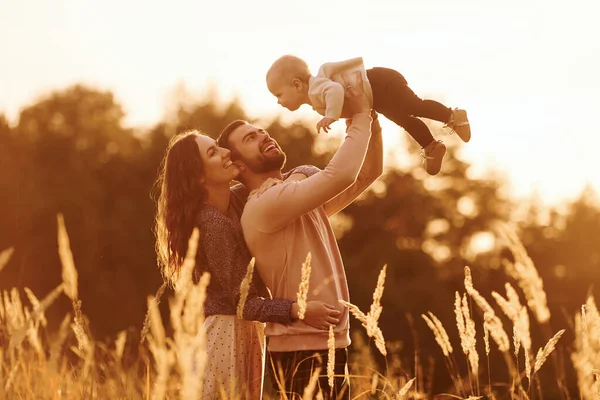 Oświetlone Światłem Słonecznym Szczęśliwa Rodzina Matki Rodziny Małego Dziecka Spoczywa — Zdjęcie stockowe