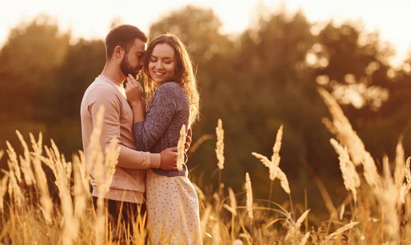 Prachtig Landbouwgebied Vrolijk Mooi Jong Paar Met Een Rust Buiten — Stockfoto