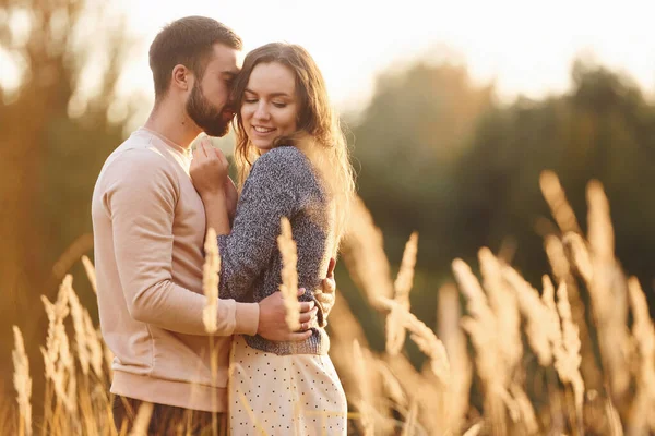 Prachtig Landbouwgebied Vrolijk Mooi Jong Paar Met Een Rust Buiten — Stockfoto