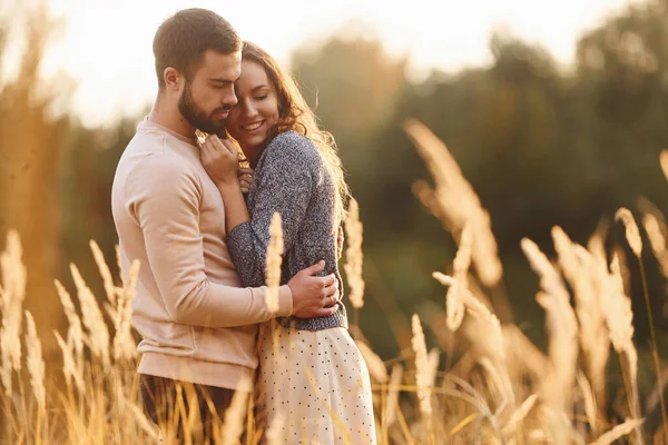 Belo Campo Agrícola Alegre Lindo Jovem Casal Tendo Descanso Livre — Fotografia de Stock