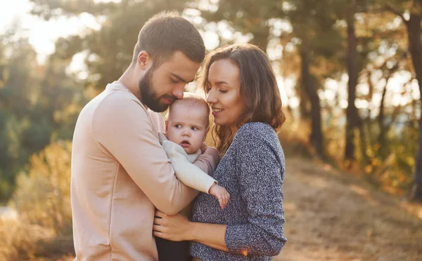 Familia Feliz Madre Familia Bebé Descansa Aire Libre Hermosa Naturaleza —  Fotos de Stock