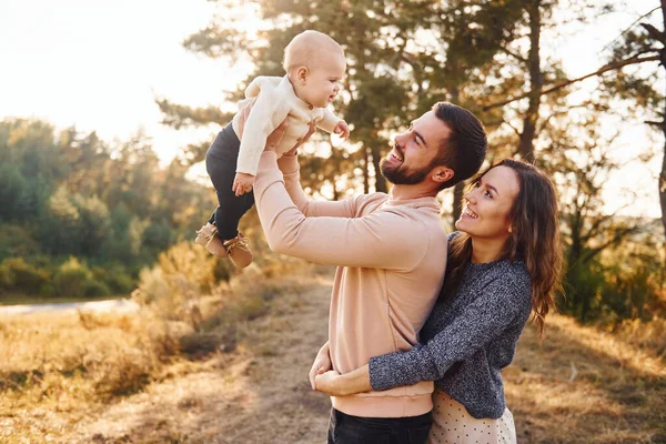 Familia Feliz Madre Familia Bebé Descansa Aire Libre Hermosa Naturaleza —  Fotos de Stock