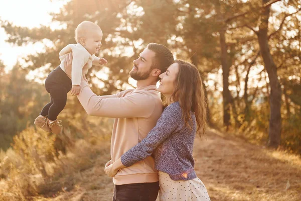 Familia Feliz Madre Familia Bebé Descansa Aire Libre Hermosa Naturaleza —  Fotos de Stock