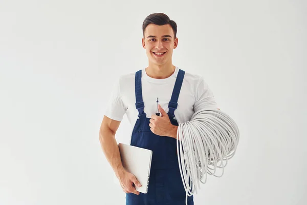 Für Kabel Notizblock Und Schraubendreher Männlicher Arbeiter Blauer Uniform Steht — Stockfoto