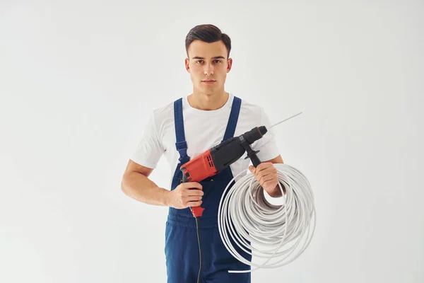 Mit Bohrmaschine Und Kabeln Der Hand Männlicher Arbeiter Blauer Uniform — Stockfoto