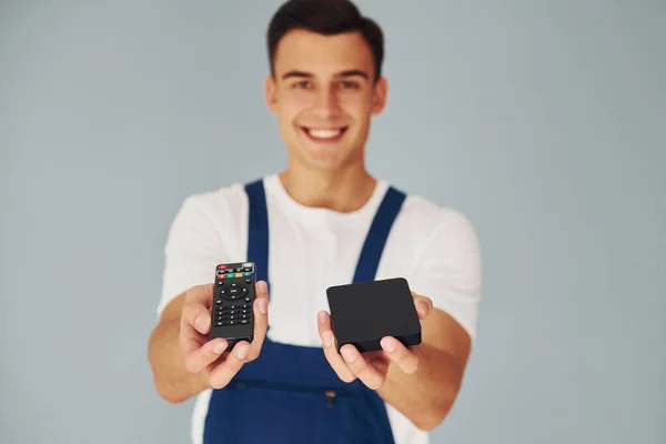 Controlador Remoto Smartphone Hombre Trabajador Uniforme Azul Pie Dentro Del —  Fotos de Stock