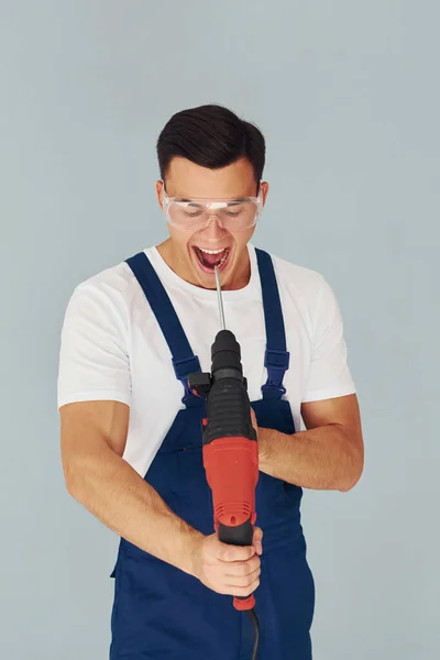 Schutzbrille Und Mit Bohrer Den Händen Männlicher Arbeiter Blauer Uniform — Stockfoto