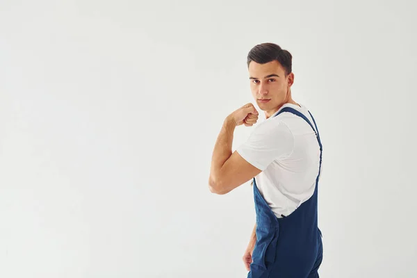 Muestra Bíceps Listo Para Trabajar Hombre Trabajador Uniforme Azul Pie —  Fotos de Stock