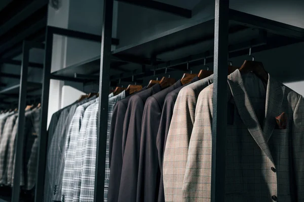 Stijlvolle Nieuwe Kleren Een Moderne Winkel Elegante Dure Kleding Voor — Stockfoto