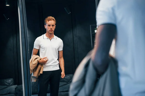 Guy Wit Shirt Probeert Nieuwe Kleren Kijkt Spiegel — Stockfoto