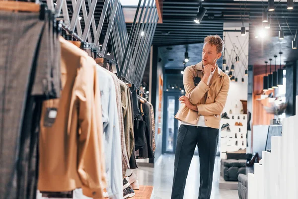 Des Produits Qualité Jeune Homme Dans Magasin Moderne Avec Nouveaux — Photo