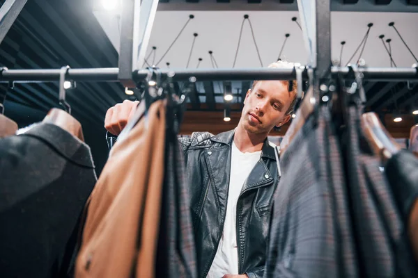 Compras Fin Semana Joven Una Tienda Moderna Con Ropa Nueva — Foto de Stock