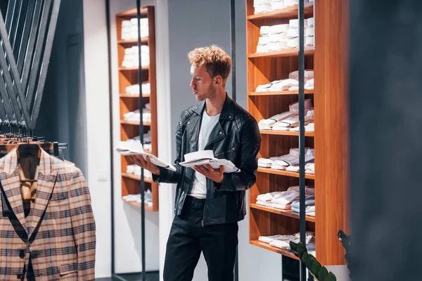 Con Una Hermosa Chaqueta Negra Joven Una Tienda Moderna Con — Foto de Stock