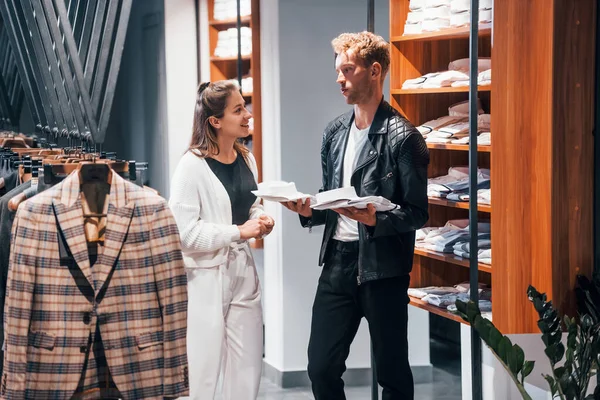 Trabajadora Joven Ayudando Chico Elegir Ropa Tienda Moderna Con Desgaste — Foto de Stock