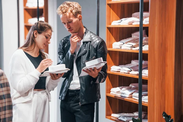 Trabajadora Joven Ayudando Chico Elegir Ropa Tienda Moderna Con Desgaste — Foto de Stock