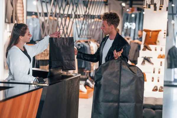 Hombre Hace Compra Tienda Moderna Con Ropa Elegante Trabajadora Sirve — Foto de Stock