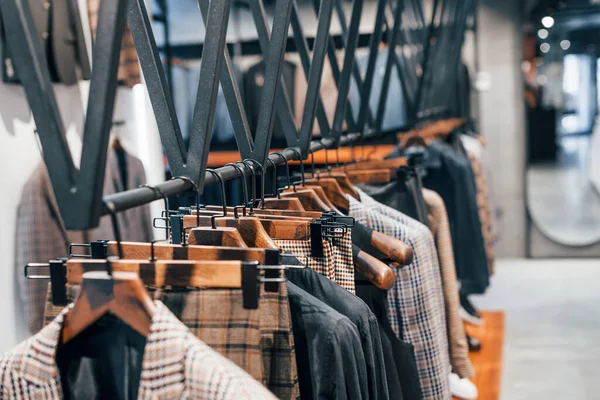 Modern mağazada şık yeni kıyafetler. Erkekler için pahalı bir elbise..