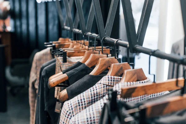 Modern mağazada şık yeni kıyafetler. Erkekler için pahalı bir elbise..