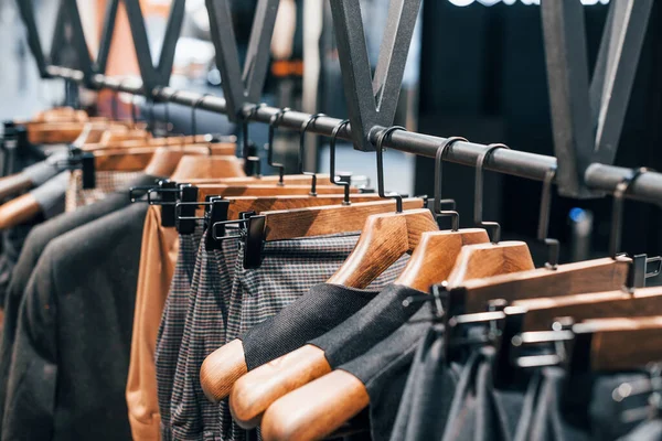 Modern mağazada şık yeni kıyafetler. Erkekler için pahalı bir elbise..