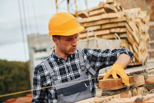 Deitar Tijolos Trabalhador Construção Uniforme Equipamentos Segurança Têm Trabalho Construção — Fotografia de Stock